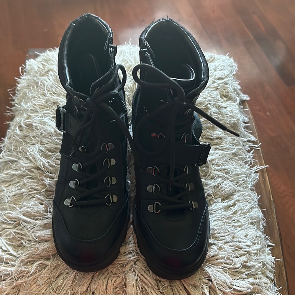 Guess boots